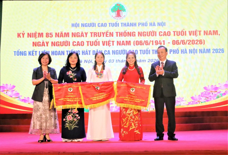 Hội Người cao tuổi phường Tây Hồ giành Giải Nhất Liên hoan Tiếng hát dân ca Hà Nội năm 2026- Ảnh 2.
