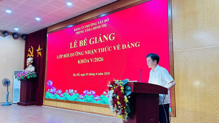 Trung tâm Chính trị phường Tây Hồ tổ chức Lễ bế giảng lớp bồi dưỡng nhận thức về Đảng khóa V/2026- Ảnh 1.