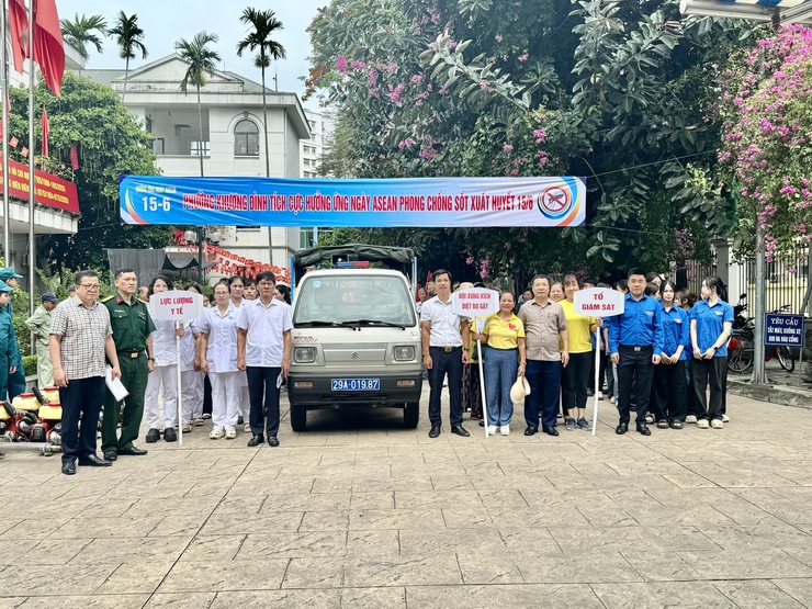 Phường Khương Đình chủ động kiểm soát, ngăn chặn dịch bệnh và nâng cao ý thức của cộng đồng trong công tác phòng chống sốt xuất huyết

- Ảnh 2.
