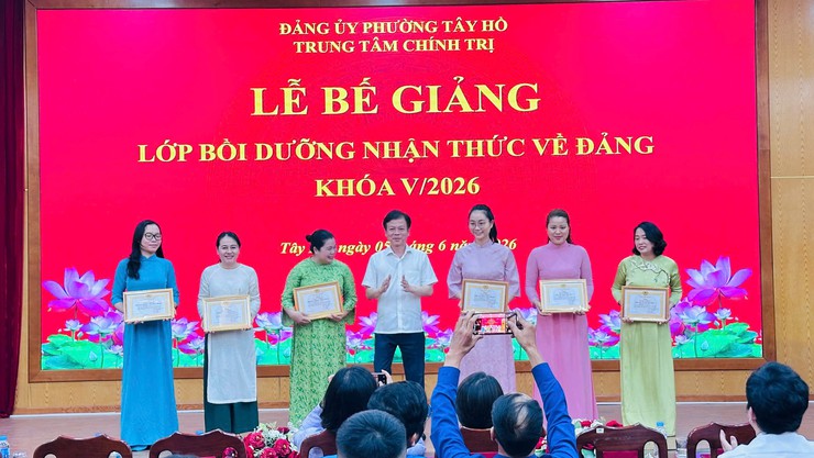 Trung tâm Chính trị phường Tây Hồ tổ chức Lễ bế giảng lớp bồi dưỡng nhận thức về Đảng khóa V/2026- Ảnh 2.