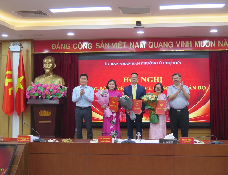 Công bố các Quyết định về công tác cán bộ tại Phường Ô Chợ Dừa- Ảnh 2.