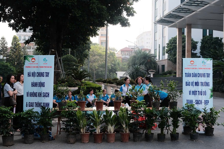 Phường Ô Chợ Dừa ra quân hưởng ứng Phong trào “Toàn dân chung tay bảo vệ môi trường vì Thủ đô Xanh- Sạch- Đẹp”- Ảnh 3.
