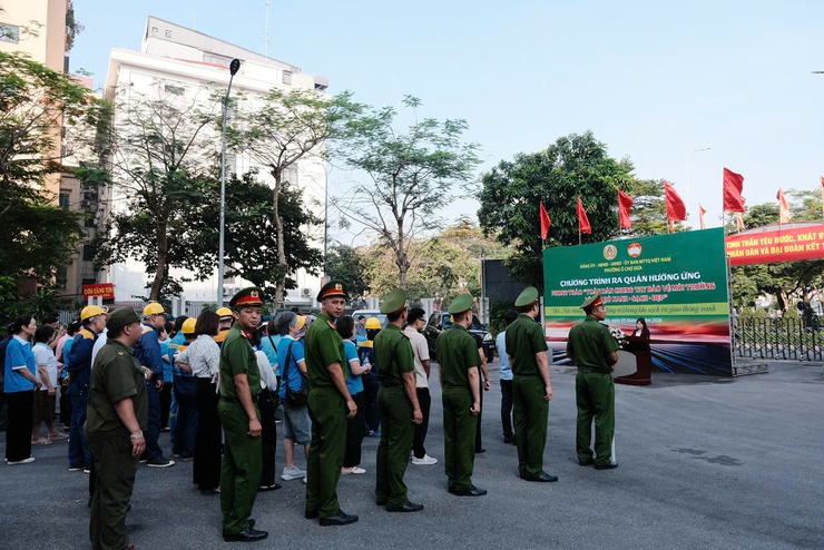 Phường Ô Chợ Dừa ra quân hưởng ứng Phong trào “Toàn dân chung tay bảo vệ môi trường vì Thủ đô Xanh- Sạch- Đẹp”- Ảnh 1.