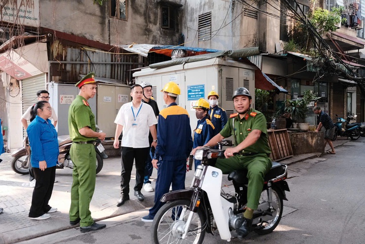 Phường Ô Chợ Dừa ra quân hưởng ứng Phong trào “Toàn dân chung tay bảo vệ môi trường vì Thủ đô Xanh- Sạch- Đẹp”- Ảnh 5.