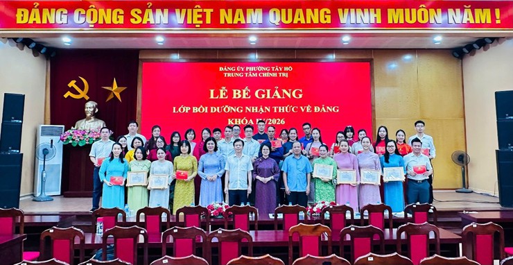 Trung tâm Chính trị phường Tây Hồ tổ chức Lễ bế giảng lớp bồi dưỡng nhận thức về Đảng khóa V/2026- Ảnh 3.