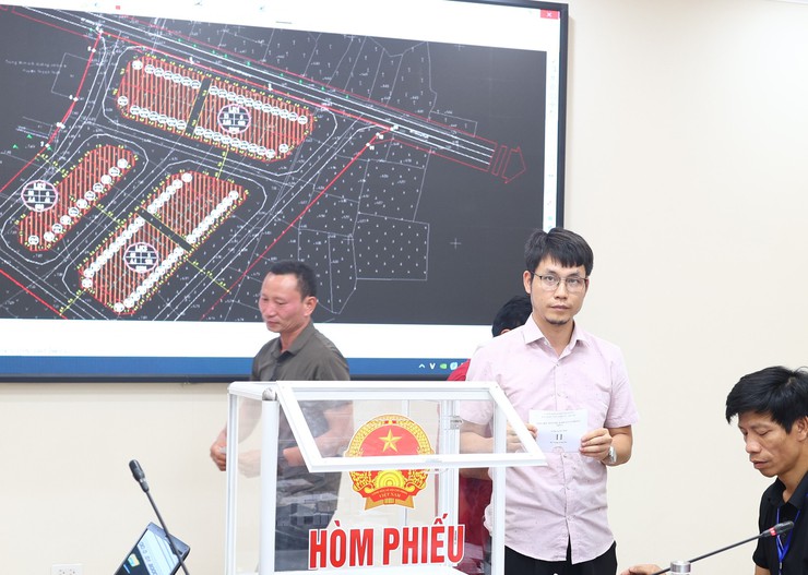 THẠCH THẤT: 31 HỘ DÂN BỐC THĂM VỊ TRÍ ĐẤT TÁI ĐỊNH CƯ DỰ ÁN ĐƯỜNG TỈNH 420 - Ảnh 4.