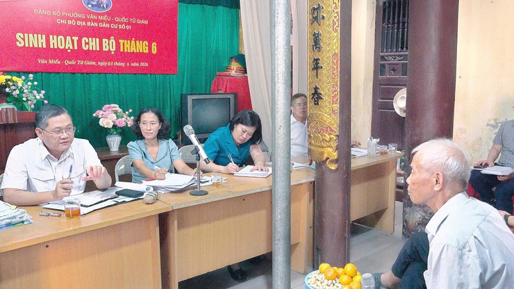 PHƯỜNG VĂN MIẾU - QUỐC TỬ GIÁM NÂNG CAO CHẤT LƯỢNG SINH HOẠT CHI BỘ, XÂY DỰNG TỔ CHỨC ĐẢNG VỮNG MẠNH TỪ CƠ SỞ- Ảnh 1.