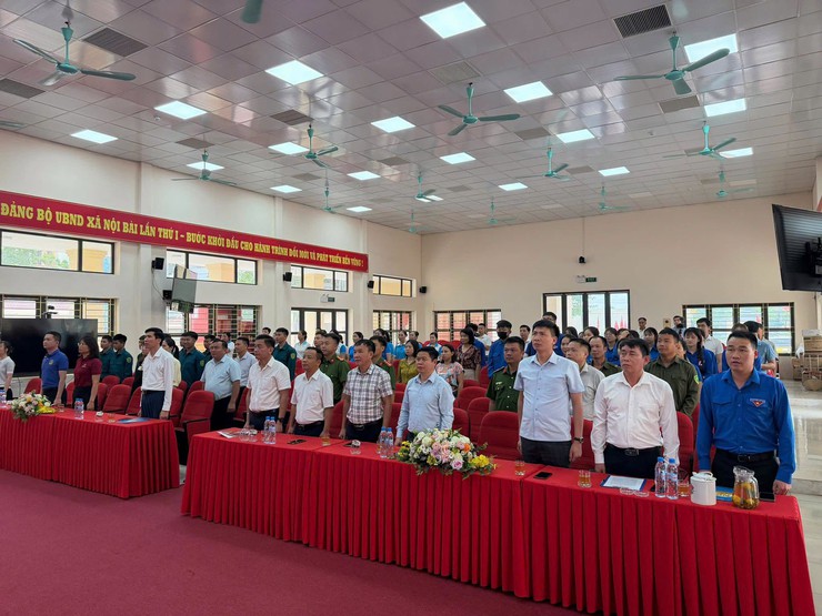 Xã Nội Bài ra quân hưởng ứng Phong trào thi đua “Toàn dân chung tay bảo vệ môi trường vì Thủ đô xanh - sạch - đẹp”, ngày môi trường thế giới và tháng hành động vì môi trường 
- Ảnh 1.