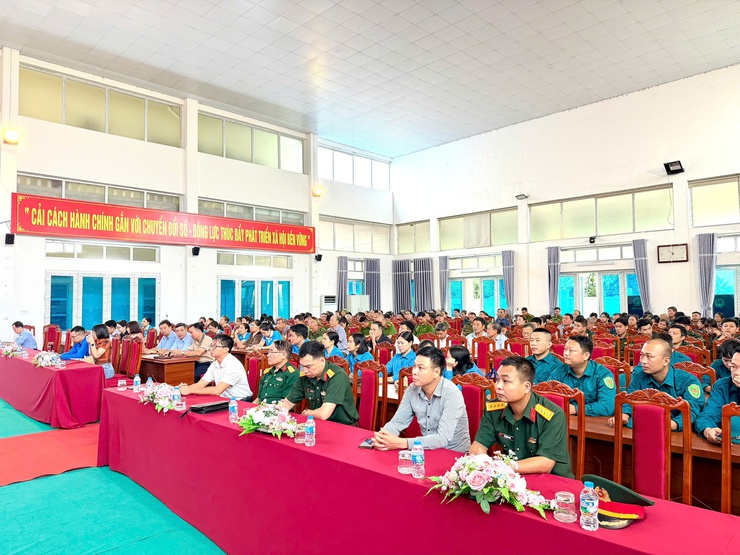 Phường Tùng thiện ra quân hưởng ứng phong trào " Toàn dân chung tay bảo vệ môi trường, vì thủ đô xanh - sạch - đẹp"- Ảnh 2.