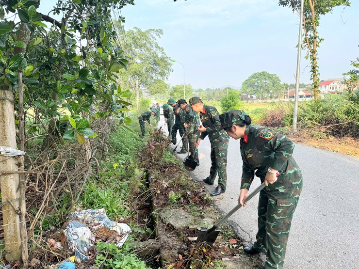 Phường Tùng thiện ra quân hưởng ứng phong trào " Toàn dân chung tay bảo vệ môi trường, vì thủ đô xanh - sạch - đẹp"- Ảnh 3.