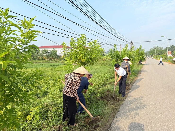 Phường Tùng thiện ra quân hưởng ứng phong trào " Toàn dân chung tay bảo vệ môi trường, vì thủ đô xanh - sạch - đẹp"- Ảnh 4.