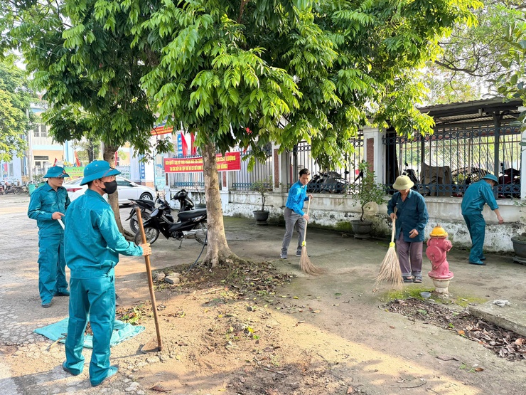 Phường Tùng thiện ra quân hưởng ứng phong trào " Toàn dân chung tay bảo vệ môi trường, vì thủ đô xanh - sạch - đẹp"- Ảnh 5.