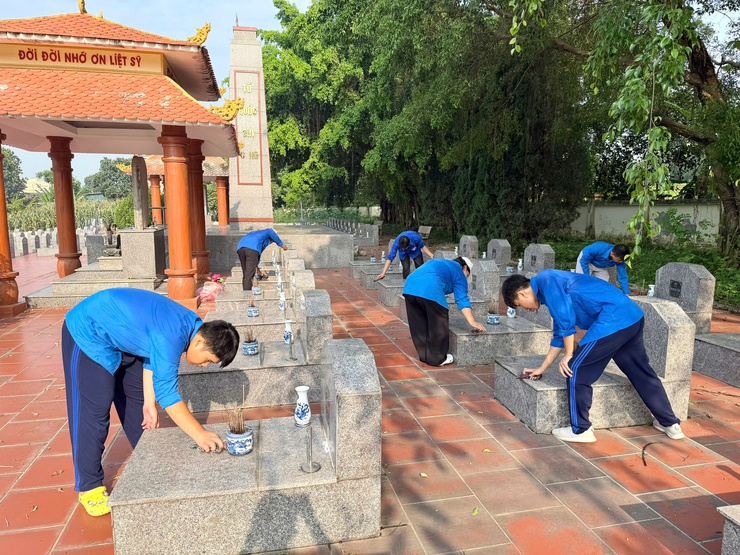 Phường Tùng thiện ra quân hưởng ứng phong trào " Toàn dân chung tay bảo vệ môi trường, vì thủ đô xanh - sạch - đẹp"- Ảnh 6.