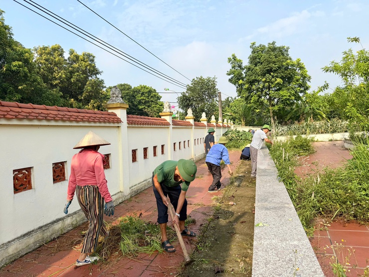 Phường Tùng thiện ra quân hưởng ứng phong trào " Toàn dân chung tay bảo vệ môi trường, vì thủ đô xanh - sạch - đẹp"- Ảnh 7.