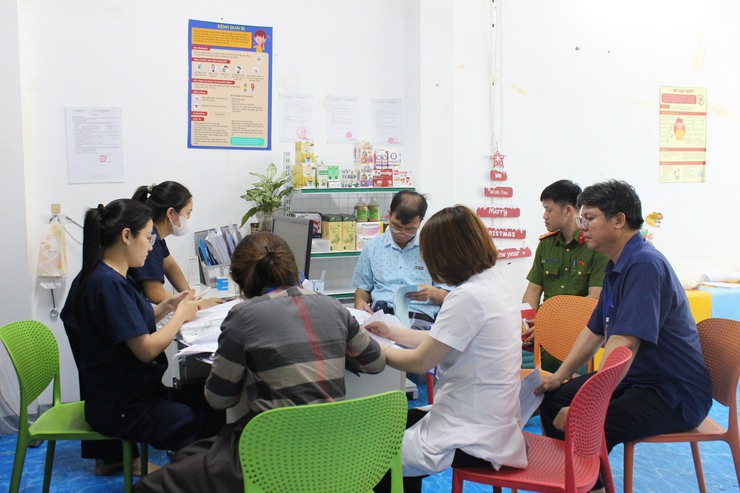 Xã Quảng Bị tăng cường kiểm tra hoạt động khám, chữa bệnh, dược mỹ phẩm, dịch vụ kính thuốc, tiêm chủng và cơ sở thẩm mỹ trên địa bàn- Ảnh 2.