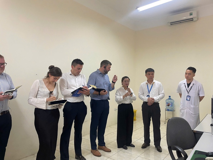 ĐOÀN CÔNG TÁC HỘI TIN HỌC Y TẾ VIỆT NAM VÀ CHUYÊN GIA THE PHOENIX PARTNERSHIP (VƯƠNG QUỐC ANH) KHẢO SÁT, LÀM VIỆC VỀ TRIỂN KHAI HỒ SƠ BỆNH ÁN ĐIỆN TỬ TẠI TRẠM Y TẾ XÃ SÓC SƠN- Ảnh 3.