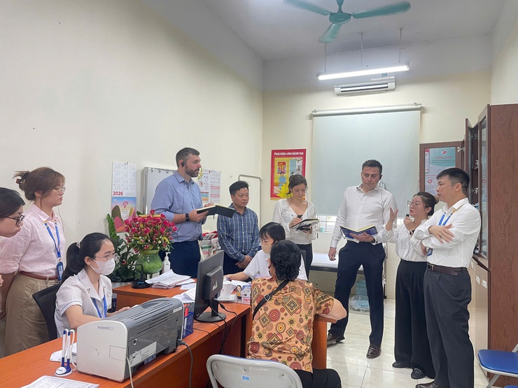 ĐOÀN CÔNG TÁC HỘI TIN HỌC Y TẾ VIỆT NAM VÀ CHUYÊN GIA THE PHOENIX PARTNERSHIP (VƯƠNG QUỐC ANH) KHẢO SÁT, LÀM VIỆC VỀ TRIỂN KHAI HỒ SƠ BỆNH ÁN ĐIỆN TỬ TẠI TRẠM Y TẾ XÃ SÓC SƠN- Ảnh 4.