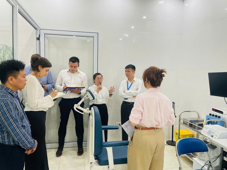 ĐOÀN CÔNG TÁC HỘI TIN HỌC Y TẾ VIỆT NAM VÀ CHUYÊN GIA THE PHOENIX PARTNERSHIP (VƯƠNG QUỐC ANH) KHẢO SÁT, LÀM VIỆC VỀ TRIỂN KHAI HỒ SƠ BỆNH ÁN ĐIỆN TỬ TẠI TRẠM Y TẾ XÃ SÓC SƠN- Ảnh 5.