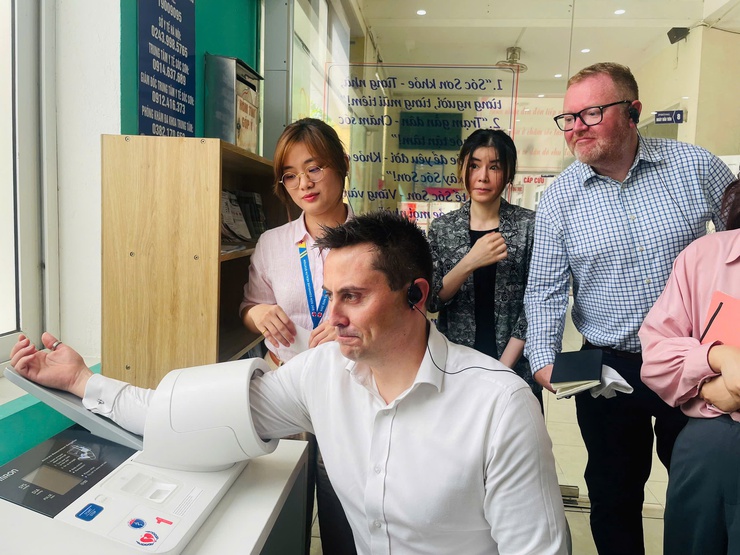 ĐOÀN CÔNG TÁC HỘI TIN HỌC Y TẾ VIỆT NAM VÀ CHUYÊN GIA THE PHOENIX PARTNERSHIP (VƯƠNG QUỐC ANH) KHẢO SÁT, LÀM VIỆC VỀ TRIỂN KHAI HỒ SƠ BỆNH ÁN ĐIỆN TỬ TẠI TRẠM Y TẾ XÃ SÓC SƠN- Ảnh 6.