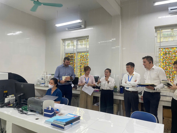 ĐOÀN CÔNG TÁC HỘI TIN HỌC Y TẾ VIỆT NAM VÀ CHUYÊN GIA THE PHOENIX PARTNERSHIP (VƯƠNG QUỐC ANH) KHẢO SÁT, LÀM VIỆC VỀ TRIỂN KHAI HỒ SƠ BỆNH ÁN ĐIỆN TỬ TẠI TRẠM Y TẾ XÃ SÓC SƠN- Ảnh 7.