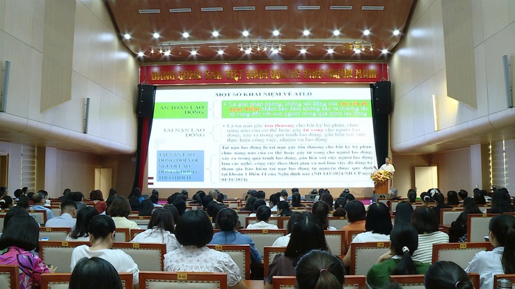Trên 200 cán bộ, người lao động thuộc doanh nghiệp, cơ sở sản xuất, trường học được tập huấn an toàn vệ sinh lao động.- Ảnh 5.