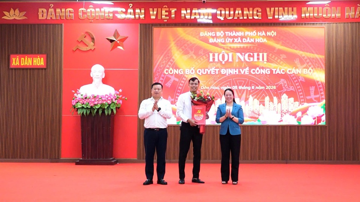 XÃ DÂN HÒA TỔ CHỨC HỘI NGHỊ CÔNG BỐ VÀ TRAO QUYẾT ĐỊNH VỀ CÔNG TÁC CÁN BỘ- Ảnh 6.