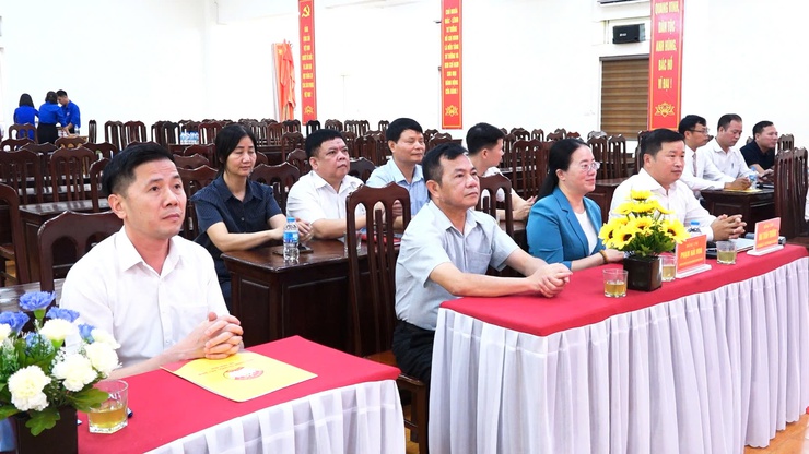 XÃ DÂN HÒA TỔ CHỨC HỘI NGHỊ CÔNG BỐ VÀ TRAO QUYẾT ĐỊNH VỀ CÔNG TÁC CÁN BỘ- Ảnh 1.