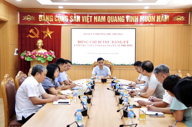 Đồng chí Bí thư Đảng ủy phường làm việc với Trạm Y tế phường Phú Thượng- Ảnh 1.