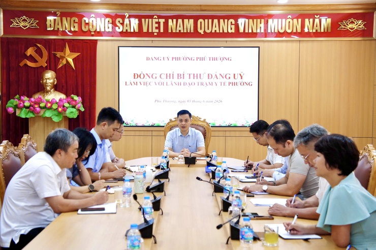 Đồng chí Bí thư Đảng ủy phường làm việc với Trạm Y tế phường Phú Thượng- Ảnh 5.