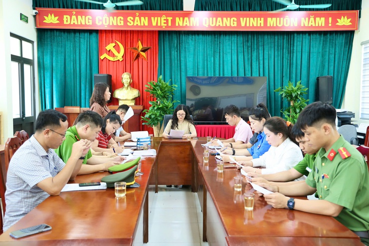 Ban Chỉ đạo Kỳ thi tốt nghiệp THPT xã Phú Nghĩa năm 2026 kiểm tra công tác chuẩn bị tại Điểm thi Trường THCS Trung Hòa- Ảnh 1.
