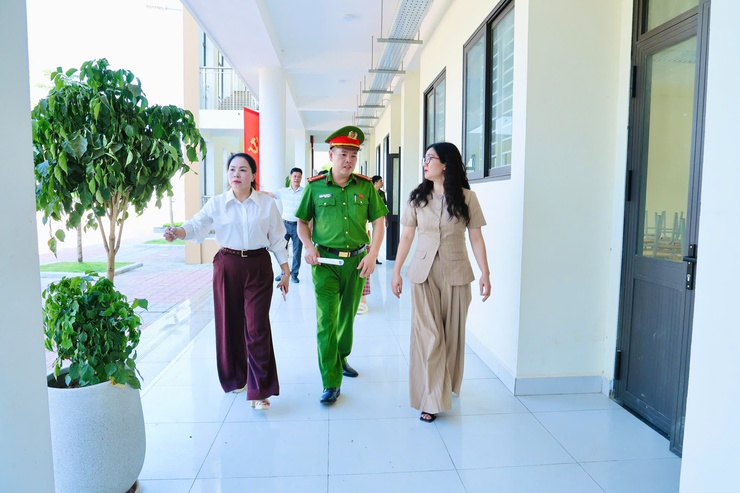 Ban Chỉ đạo Kỳ thi tốt nghiệp THPT xã Phú Nghĩa năm 2026 kiểm tra công tác chuẩn bị tại Điểm thi Trường THCS Trung Hòa- Ảnh 3.