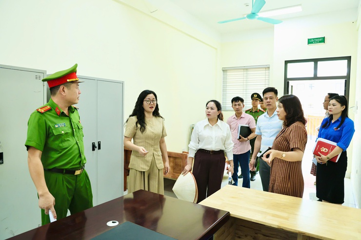 Ban Chỉ đạo Kỳ thi tốt nghiệp THPT xã Phú Nghĩa năm 2026 kiểm tra công tác chuẩn bị tại Điểm thi Trường THCS Trung Hòa- Ảnh 4.