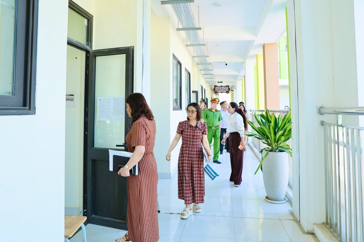 Ban Chỉ đạo Kỳ thi tốt nghiệp THPT xã Phú Nghĩa năm 2026 kiểm tra công tác chuẩn bị tại Điểm thi Trường THCS Trung Hòa- Ảnh 5.