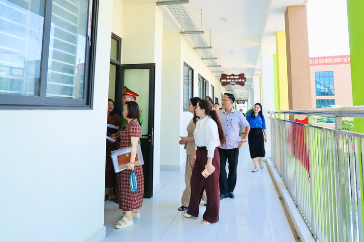 Ban Chỉ đạo Kỳ thi tốt nghiệp THPT xã Phú Nghĩa năm 2026 kiểm tra công tác chuẩn bị tại Điểm thi Trường THCS Trung Hòa- Ảnh 6.