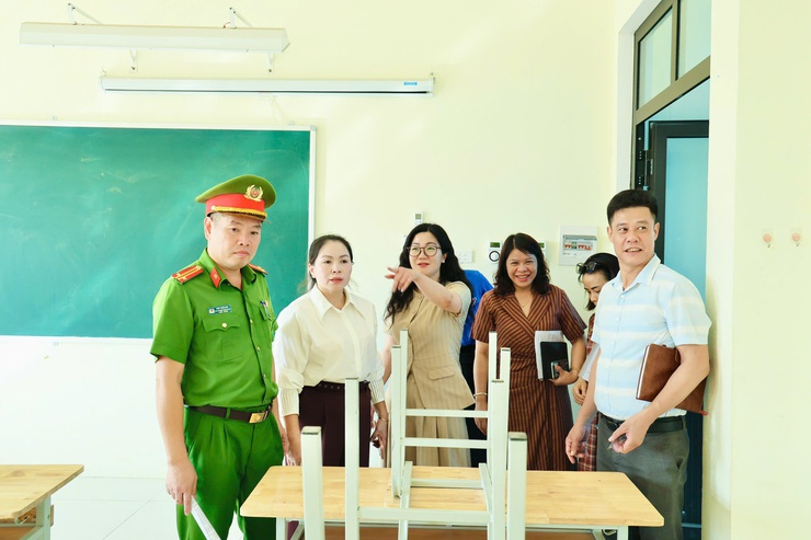 Ban Chỉ đạo Kỳ thi tốt nghiệp THPT xã Phú Nghĩa năm 2026 kiểm tra công tác chuẩn bị tại Điểm thi Trường THCS Trung Hòa- Ảnh 7.