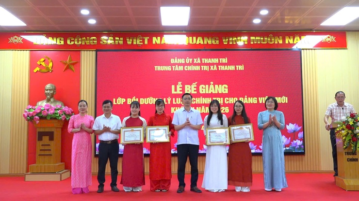 Quần chúng ưu tú hoàn thành lớp bồi dưỡng nhận thức về Đảng khóa II năm 2026- Ảnh 3.