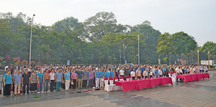 PHƯỜNG SƠN TÂY PHÁT ĐỘNG PHONG TRÀO THI ĐUA BẢO VỆ MÔI TRƯỜNG, TRAO QUÀ AN SINH XÃ HỘI VÀ RA QUÂN VỆ SINH ĐÔ THỊ- Ảnh 2.