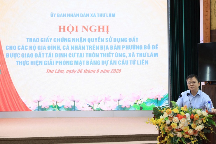 XÃ THƯ LÂM TRAO GIẤY CHỨNG NHẬN QUYỀN SỬ DỤNG ĐẤT CHO 48 HỘ DÂN PHƯỜNG BỒ ĐỀ ĐƯỢC GIAO ĐẤT TÁI ĐỊNH CƯ TẠI THÔN THIẾT ÚNG, THỰC HIỆN GIẢI PHÓNG MẶT BẰNG DỰ ÁN CẦU TỨ LIÊN- Ảnh 8.