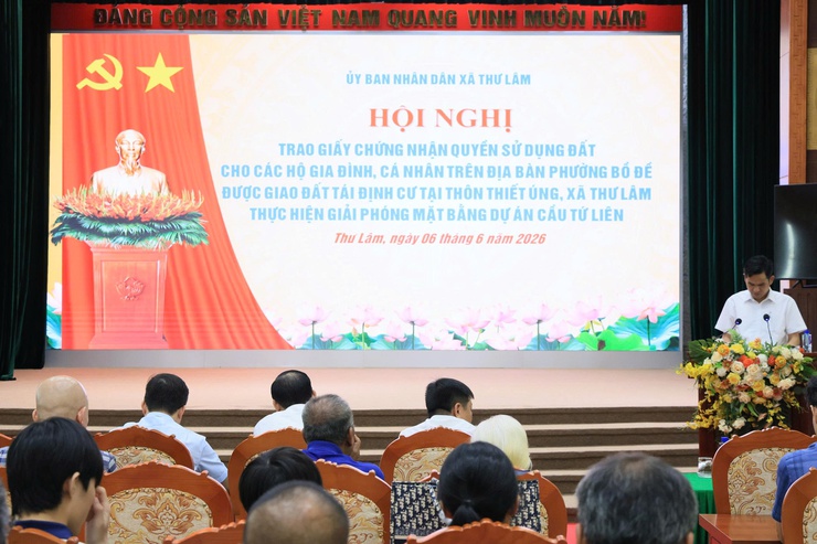 XÃ THƯ LÂM TRAO GIẤY CHỨNG NHẬN QUYỀN SỬ DỤNG ĐẤT CHO 48 HỘ DÂN PHƯỜNG BỒ ĐỀ ĐƯỢC GIAO ĐẤT TÁI ĐỊNH CƯ TẠI THÔN THIẾT ÚNG, THỰC HIỆN GIẢI PHÓNG MẶT BẰNG DỰ ÁN CẦU TỨ LIÊN- Ảnh 1.