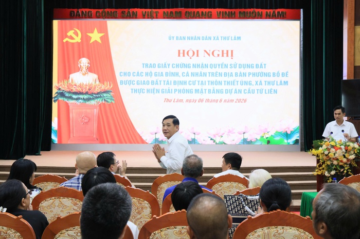 XÃ THƯ LÂM TRAO GIẤY CHỨNG NHẬN QUYỀN SỬ DỤNG ĐẤT CHO 48 HỘ DÂN PHƯỜNG BỒ ĐỀ ĐƯỢC GIAO ĐẤT TÁI ĐỊNH CƯ TẠI THÔN THIẾT ÚNG, THỰC HIỆN GIẢI PHÓNG MẶT BẰNG DỰ ÁN CẦU TỨ LIÊN- Ảnh 2.
