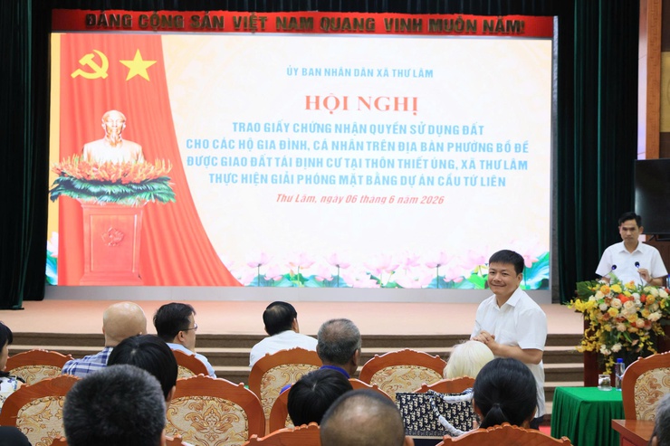 XÃ THƯ LÂM TRAO GIẤY CHỨNG NHẬN QUYỀN SỬ DỤNG ĐẤT CHO 48 HỘ DÂN PHƯỜNG BỒ ĐỀ ĐƯỢC GIAO ĐẤT TÁI ĐỊNH CƯ TẠI THÔN THIẾT ÚNG, THỰC HIỆN GIẢI PHÓNG MẶT BẰNG DỰ ÁN CẦU TỨ LIÊN- Ảnh 3.