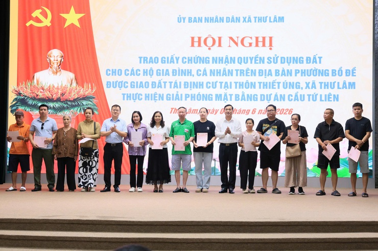 XÃ THƯ LÂM TRAO GIẤY CHỨNG NHẬN QUYỀN SỬ DỤNG ĐẤT CHO 48 HỘ DÂN PHƯỜNG BỒ ĐỀ ĐƯỢC GIAO ĐẤT TÁI ĐỊNH CƯ TẠI THÔN THIẾT ÚNG, THỰC HIỆN GIẢI PHÓNG MẶT BẰNG DỰ ÁN CẦU TỨ LIÊN- Ảnh 4.