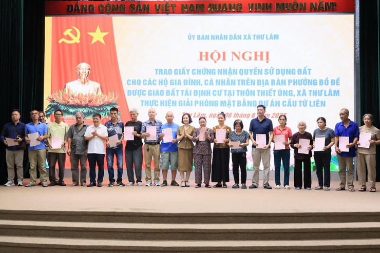 XÃ THƯ LÂM TRAO GIẤY CHỨNG NHẬN QUYỀN SỬ DỤNG ĐẤT CHO 48 HỘ DÂN PHƯỜNG BỒ ĐỀ ĐƯỢC GIAO ĐẤT TÁI ĐỊNH CƯ TẠI THÔN THIẾT ÚNG, THỰC HIỆN GIẢI PHÓNG MẶT BẰNG DỰ ÁN CẦU TỨ LIÊN- Ảnh 5.