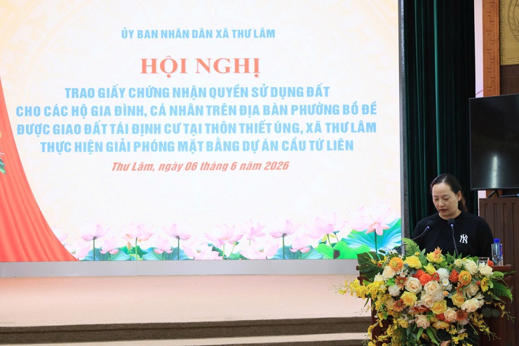 XÃ THƯ LÂM TRAO GIẤY CHỨNG NHẬN QUYỀN SỬ DỤNG ĐẤT CHO 48 HỘ DÂN PHƯỜNG BỒ ĐỀ ĐƯỢC GIAO ĐẤT TÁI ĐỊNH CƯ TẠI THÔN THIẾT ÚNG, THỰC HIỆN GIẢI PHÓNG MẶT BẰNG DỰ ÁN CẦU TỨ LIÊN- Ảnh 6.