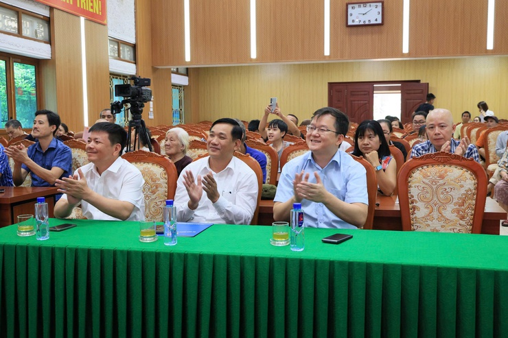 XÃ THƯ LÂM TRAO GIẤY CHỨNG NHẬN QUYỀN SỬ DỤNG ĐẤT CHO 48 HỘ DÂN PHƯỜNG BỒ ĐỀ ĐƯỢC GIAO ĐẤT TÁI ĐỊNH CƯ TẠI THÔN THIẾT ÚNG, THỰC HIỆN GIẢI PHÓNG MẶT BẰNG DỰ ÁN CẦU TỨ LIÊN- Ảnh 7.