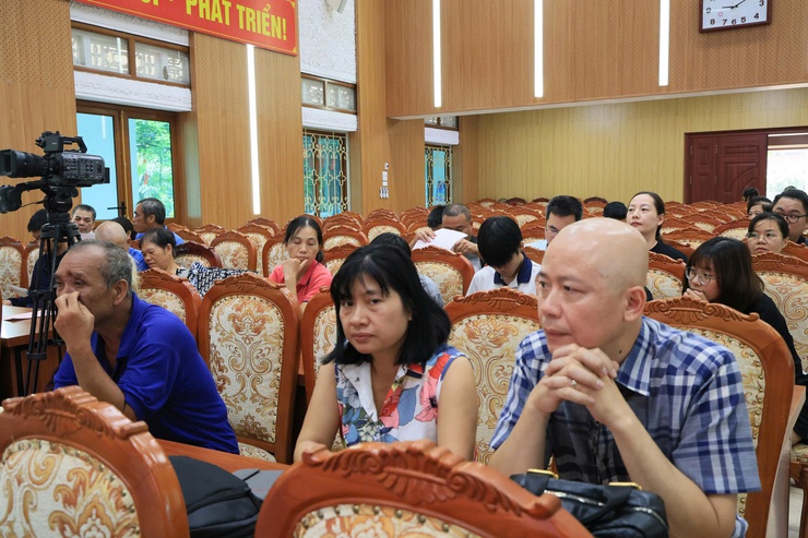XÃ THƯ LÂM TRAO GIẤY CHỨNG NHẬN QUYỀN SỬ DỤNG ĐẤT CHO 48 HỘ DÂN PHƯỜNG BỒ ĐỀ ĐƯỢC GIAO ĐẤT TÁI ĐỊNH CƯ TẠI THÔN THIẾT ÚNG, THỰC HIỆN GIẢI PHÓNG MẶT BẰNG DỰ ÁN CẦU TỨ LIÊN- Ảnh 10.