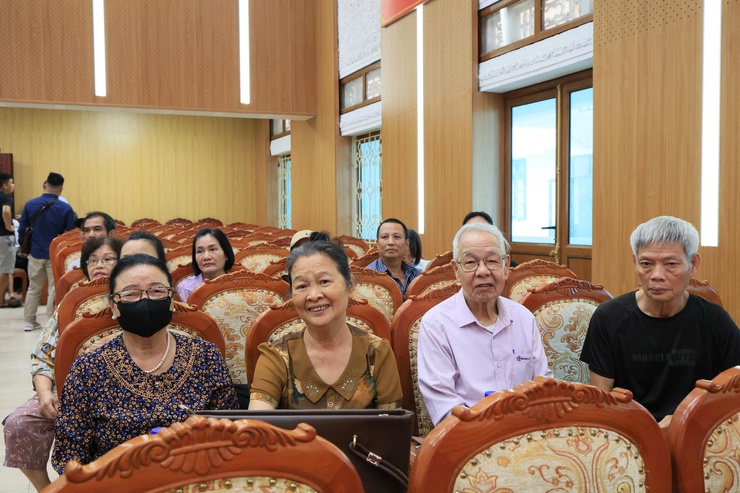 XÃ THƯ LÂM TRAO GIẤY CHỨNG NHẬN QUYỀN SỬ DỤNG ĐẤT CHO 48 HỘ DÂN PHƯỜNG BỒ ĐỀ ĐƯỢC GIAO ĐẤT TÁI ĐỊNH CƯ TẠI THÔN THIẾT ÚNG, THỰC HIỆN GIẢI PHÓNG MẶT BẰNG DỰ ÁN CẦU TỨ LIÊN- Ảnh 11.