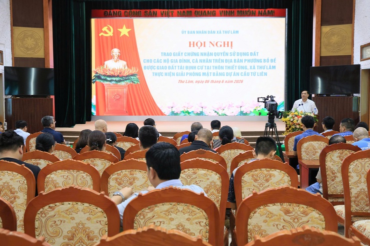 XÃ THƯ LÂM TRAO GIẤY CHỨNG NHẬN QUYỀN SỬ DỤNG ĐẤT CHO 48 HỘ DÂN PHƯỜNG BỒ ĐỀ ĐƯỢC GIAO ĐẤT TÁI ĐỊNH CƯ TẠI THÔN THIẾT ÚNG, THỰC HIỆN GIẢI PHÓNG MẶT BẰNG DỰ ÁN CẦU TỨ LIÊN- Ảnh 12.