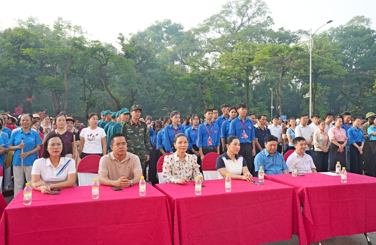 PHƯỜNG SƠN TÂY PHÁT ĐỘNG PHONG TRÀO THI ĐUA BẢO VỆ MÔI TRƯỜNG, TRAO QUÀ AN SINH XÃ HỘI VÀ RA QUÂN VỆ SINH ĐÔ THỊ- Ảnh 3.