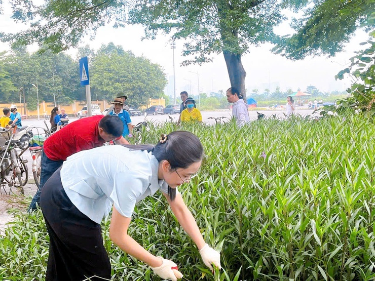 Phường Thanh Liệt ra quân hưởng ứng phong trào “Toàn dân chung tay bảo vệ môi trường, vì Thủ đô xanh - sạch - đẹp”- Ảnh 7.
